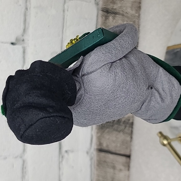 Byers' Choice Caroler 2004 Christmas Traditions Man with Christmas Crackers - Picture 9 of 17